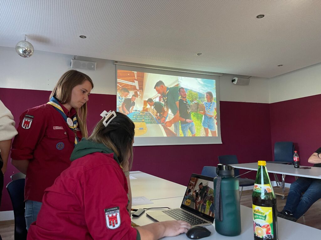 Gruppenleiterinnen Sandra Böhler und Stefanie Feldmann mit dem Tätigkeitsbericht aus den Stufen und dem Gruppenrat